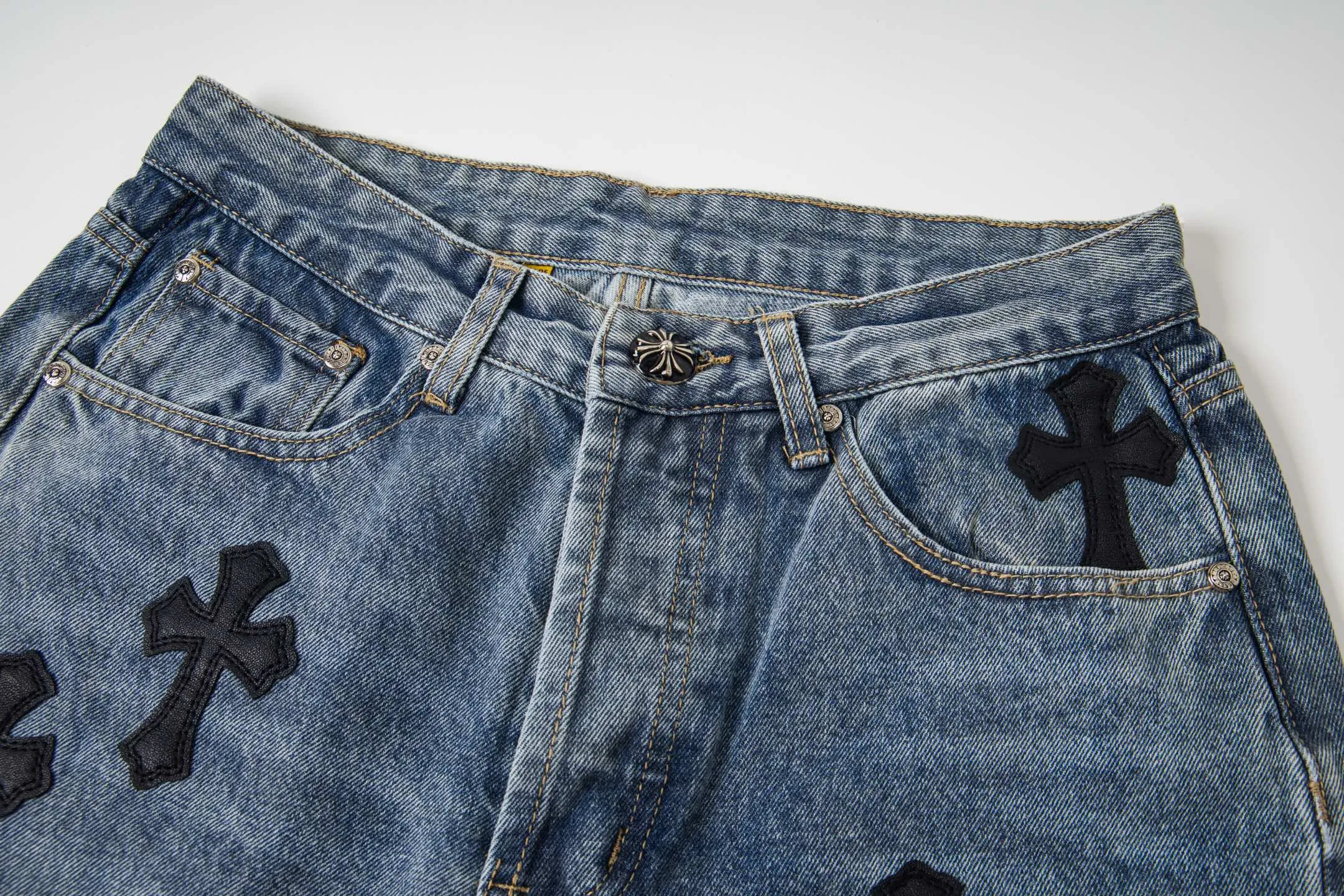 P270 Chrome Hearts Gallery 2025 new limited edition black large cross flared jeans are a hot item this season and are sought after by countless celebrities and fashionistas. The neat details of the cutting process add color to the playful fashion! The neat and meticulous design, and the well-fitting structure is unique. The upper body not only has outstanding recognition, but also looks younger and younger. A style with the ultimate wearing meaning and performance, gorgeous color matching, and the craftsmanship of this style is also extremely extraordinary. After the finished product is washed, it is disassembled and hand-made with sheepskin cross leather and then spliced ​​together to complete. The whole piece has too many craftsmanship to describe. It is decorated with patchwork cross flowers and high-waisted washed jeans! ! Absolutely high-end luxury product, a god-level single product, a super popular product, made by top heavy industry, a magic weapon that cannot be missed to hit the streets. Style number: 1845 Size: 28 30 32 34 36 Color: blue